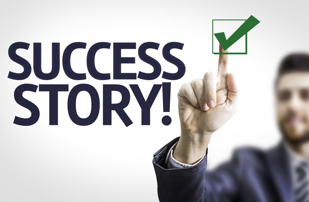 Biznesmen wskazujący przezroczystą tablicę z napisem Success Story!