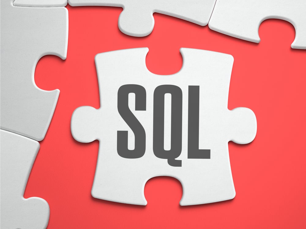 SQL (Structured Query Language): napis na puzzlach w miejscu brakujących elementów, szkarłatne tło, zbliżenie, ilustracja 3D.